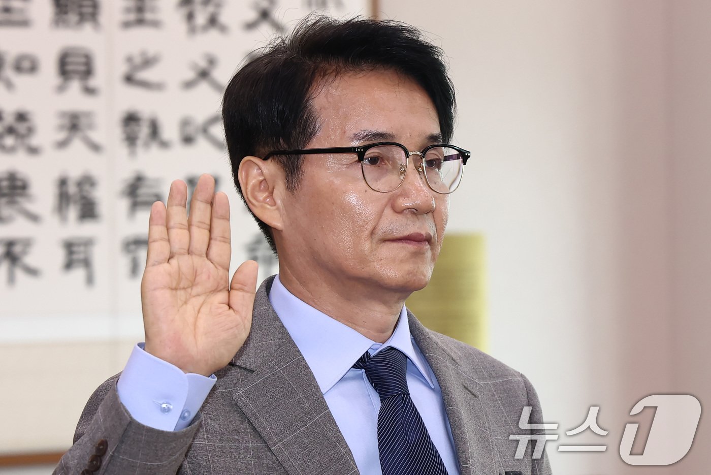 본문 이미지 - 최재영 목사가 26일 오전 서울 여의도 국회에서 열린 법제사법위원회 제5차 전체회의 '윤석열 대통령 탄핵소추안 즉각 발의 요청에 관한 청원 관련 2차 청문회'에서 증인 선서를 하고 있다. 법사위는 이날 윤 대통령 배우자 김건희 여사의 도이치모터스 주가조작 의혹과 명품가방 수수 의혹 등을 다룰 예정이다. 2024.7.26/뉴스1 ⓒ News1 김민지 기자