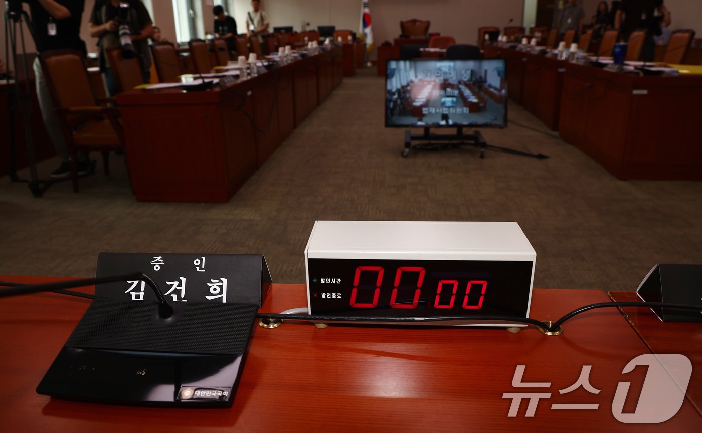 본문 이미지 - 26일 오전 윤석열 대통령 탄핵소추안 즉각 발의 요청에 관한 청원 관련 2차 청문회가 열린 국회 법제사법위원회 회의실에 윤석열 대통령의 배우자 김건희 여사의 이름이 적힌 증인명패가 놓여 있다. 이날 김건희 여사와 윤 대통령의 장모 최은순 씨는 불출석했다. 2024.7.26/뉴스1 ⓒ News1 김민지 기자