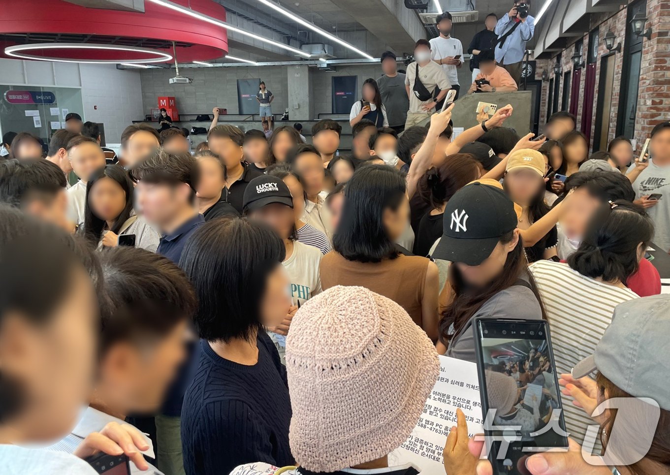 본문 이미지 - 26일 서울 강남구 위메프 본사에서 판매 대금 정산 지연 사태로 피해를 입은 소비자들이 '현장 접수 대신 온라인과 고객센터 중심으로 환불 진행하겠다'는 내용의 공지문에 항의하고 있다. 2024.7.26/뉴스1 ⓒ News1 임여익 기자