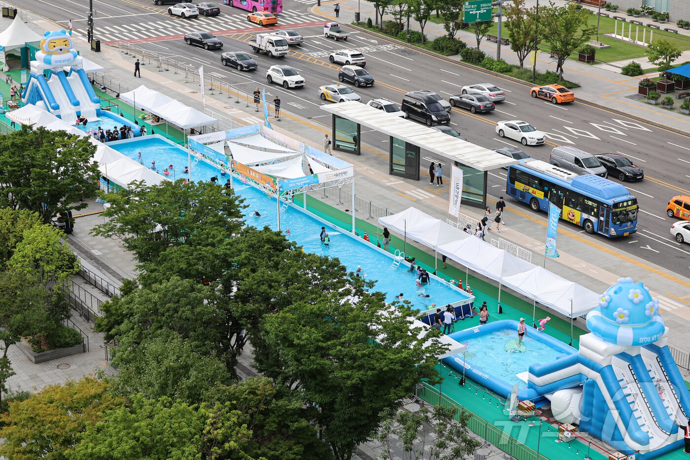 본문 이미지 - 서울 종로구 광화문광장에 개장한 &#39;2024 서울 썸머비치&#39; 물놀이터에서 어린이들이 물놀이를 하고 있다. 2024.7.26/뉴스1 ⓒ News1 김도우 기자