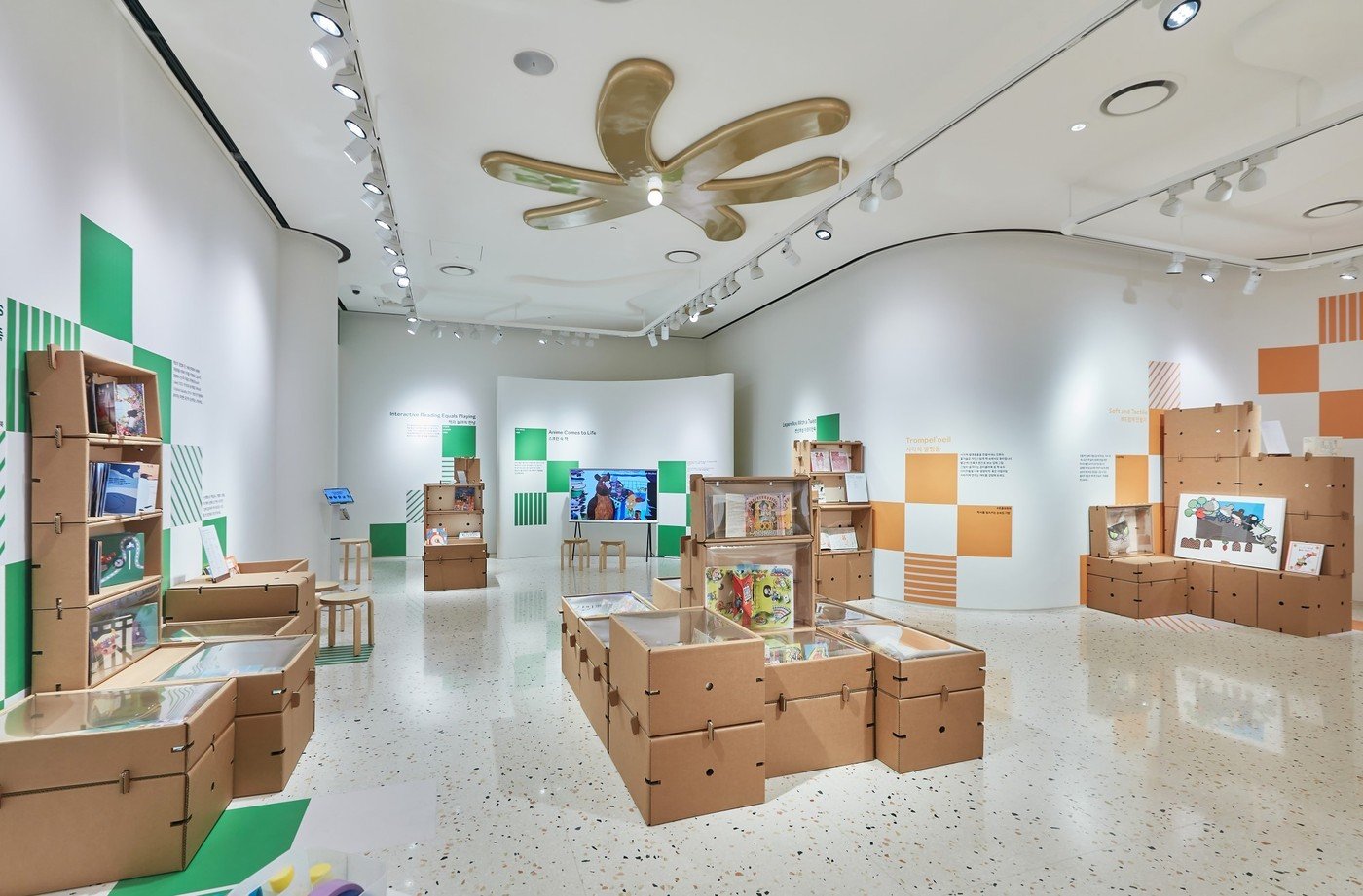 본문 이미지 -  '비욘드 페이퍼 플레인(BEYOND PAPER PLANE): 체코의 어린이 책' 전시.(현대백화점 제공). 