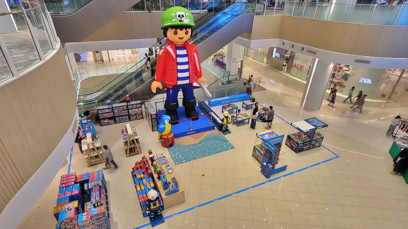 본문 이미지 - 롯데몰 수지점 '플레이모빌 썸머 쿨 세일' 팝업 행사(롯데백화점 제공).