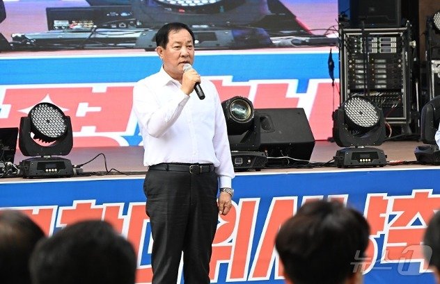 본문 이미지 - '2024 평창더위사냥축제'가 26일 대화면 땀띠공원 일원에서 시작된 가운데 심재국 평창군수가 축제를 소개하고 있다. (평창군 제공) 2024.7.26/뉴스1