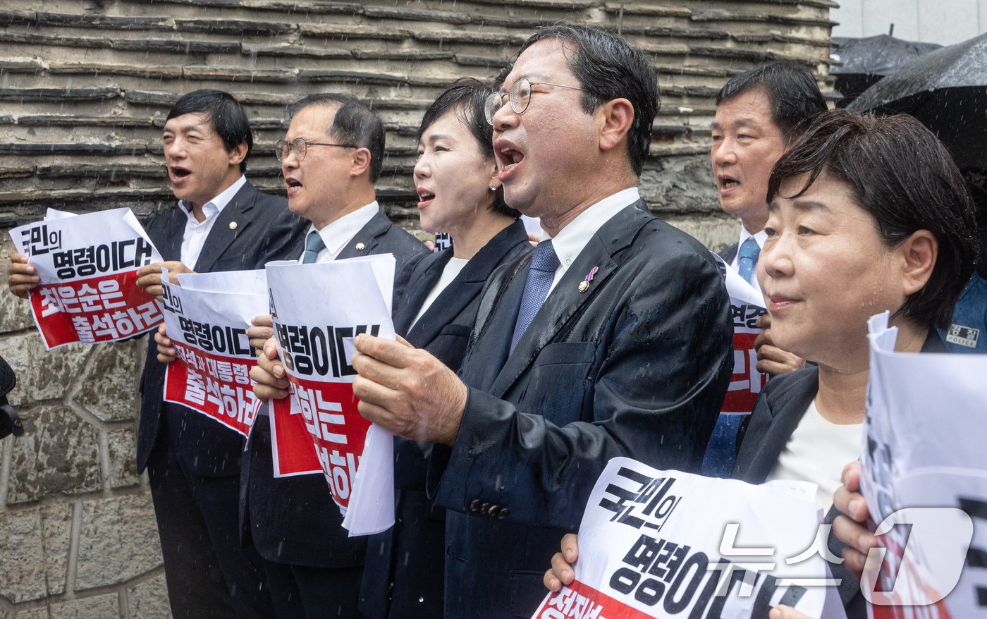 김승원 국회 법제사법위원회 더불어민주당 간사를 비롯한 야당 의원들이 26일 오후 서울 용산구 대통령관저 인근에서 열린 윤석열 대통령의 부인 김건희 여사 청문회 불출석 규탄 및 출석 촉구 기자회견에서 구호를 외치고 있다. 2024.7.26/뉴스1 ⓒ News1 이재명 기자