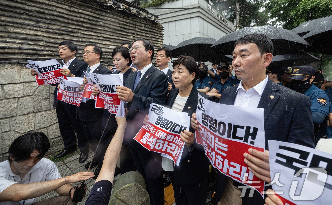 김승원 국회 법제사법위원회 더불어민주당 간사를 비롯한 야당 의원들이 26일 오후 서울 용산구 대통령관저 인근에서 열린 윤석열 대통령의 부인 김건희 여사 청문회 불출석 규탄 및 출석 촉구 기자회견을 하기 위해 이동하던 중 경찰과 마찰을 빚고 있다. 2024.7.26/뉴스1 ⓒ News1 이재명 기자