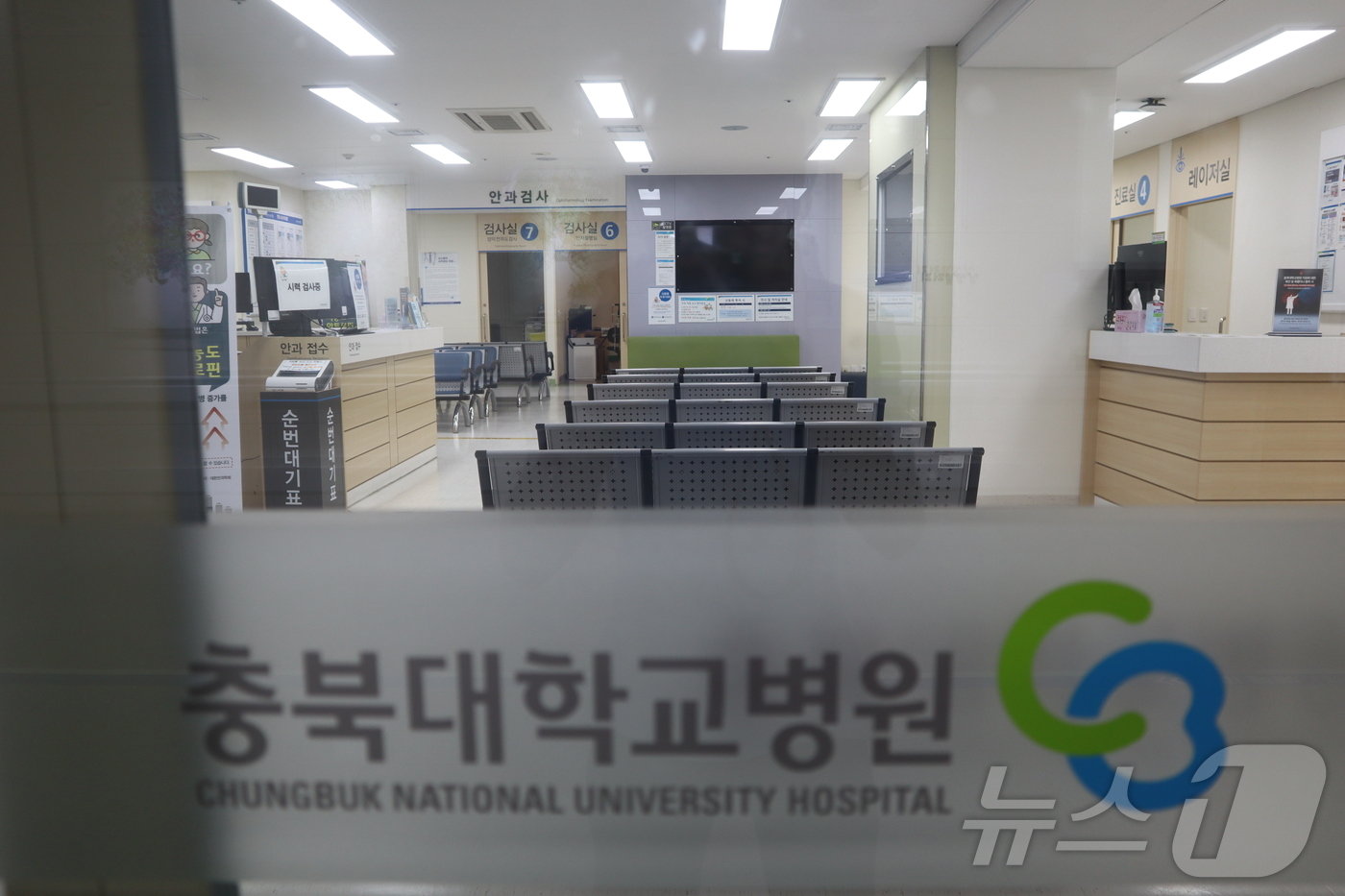 본문 이미지 - 교수들이 자율 휴진에 들어간 26일 텅 빈 충북대학교 진료과 모습.2024.7.26./뉴스1