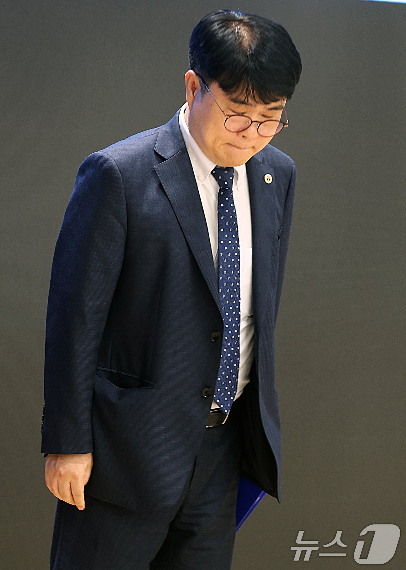 본문 이미지 - 임현택 대한의사협회(의협) 회장이 26일 오후 서울 용산구 의협회관에서 열린 '대한민국 의료 사활을 건 제1차 전국의사 대토론회'에서 격려사를 마치고 인사하고 있다. 2024.7.26/뉴스1 ⓒ News1 황기선 기자