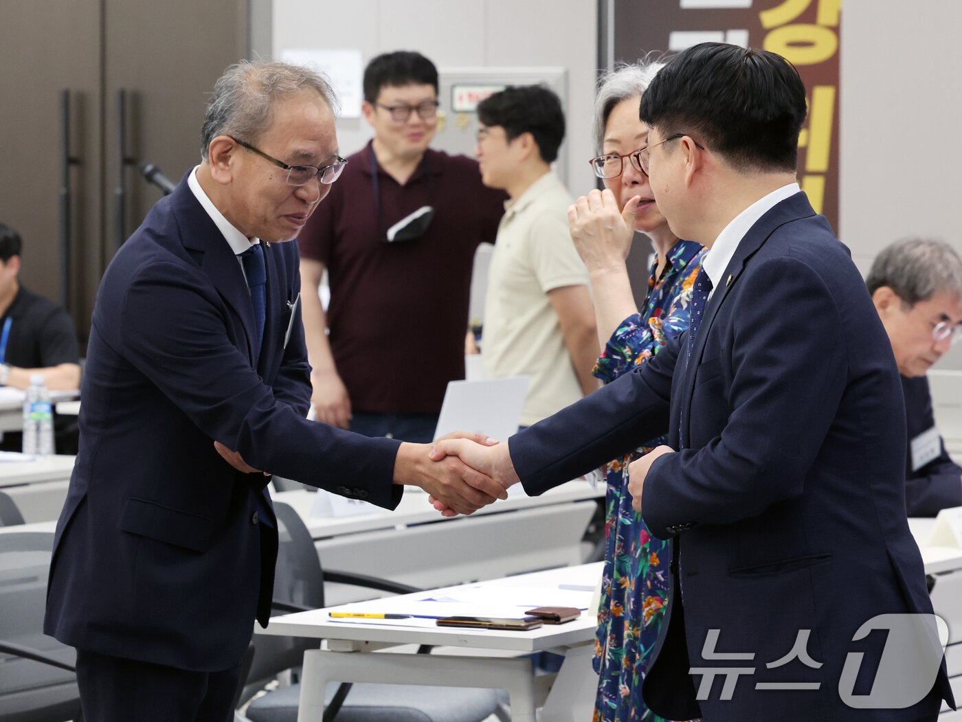 본문 이미지 - 임현택 대한의사협회(의협) 회장과 임정혁 올바른 의료를 위한 특별위원회 위원장이 26일 오후 서울 용산구 의협회관에서 열린 '대한민국 의료 사활을 건 제1차 전국의사 대토론회'에서 악수를 하고 있다. 의협이 주도한 범의료계 협의체 올특위는 이날 대토론회를 끝으로 활동을 종료한다. 2024.7.26/뉴스1 ⓒ News1 황기선 기자