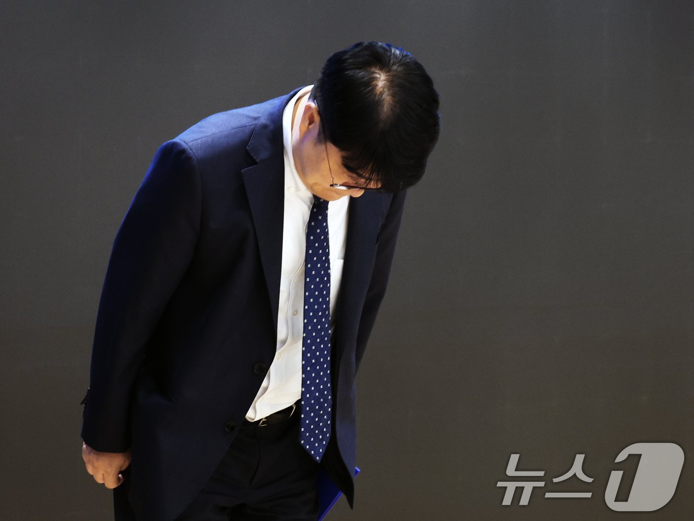 본문 이미지 - 임현택 대한의사협회&#40;의협&#41; 회장이 26일 오후 서울 용산구 의협회관에서 열린 &#39;대한민국 의료 사활을 건 제1차 전국의사 대토론회&#39;에서 격려사를 마치고 인사하고 있다. 의협이 주도한 범의료계 협의체 &#39;올바른 의료를 위한 특별위원회&#39;&#40;올특위&#41;는 이날 대토론회를 끝으로 활동을 종료한다. 2024.7.26/뉴스1 ⓒ News1 황기선 기자