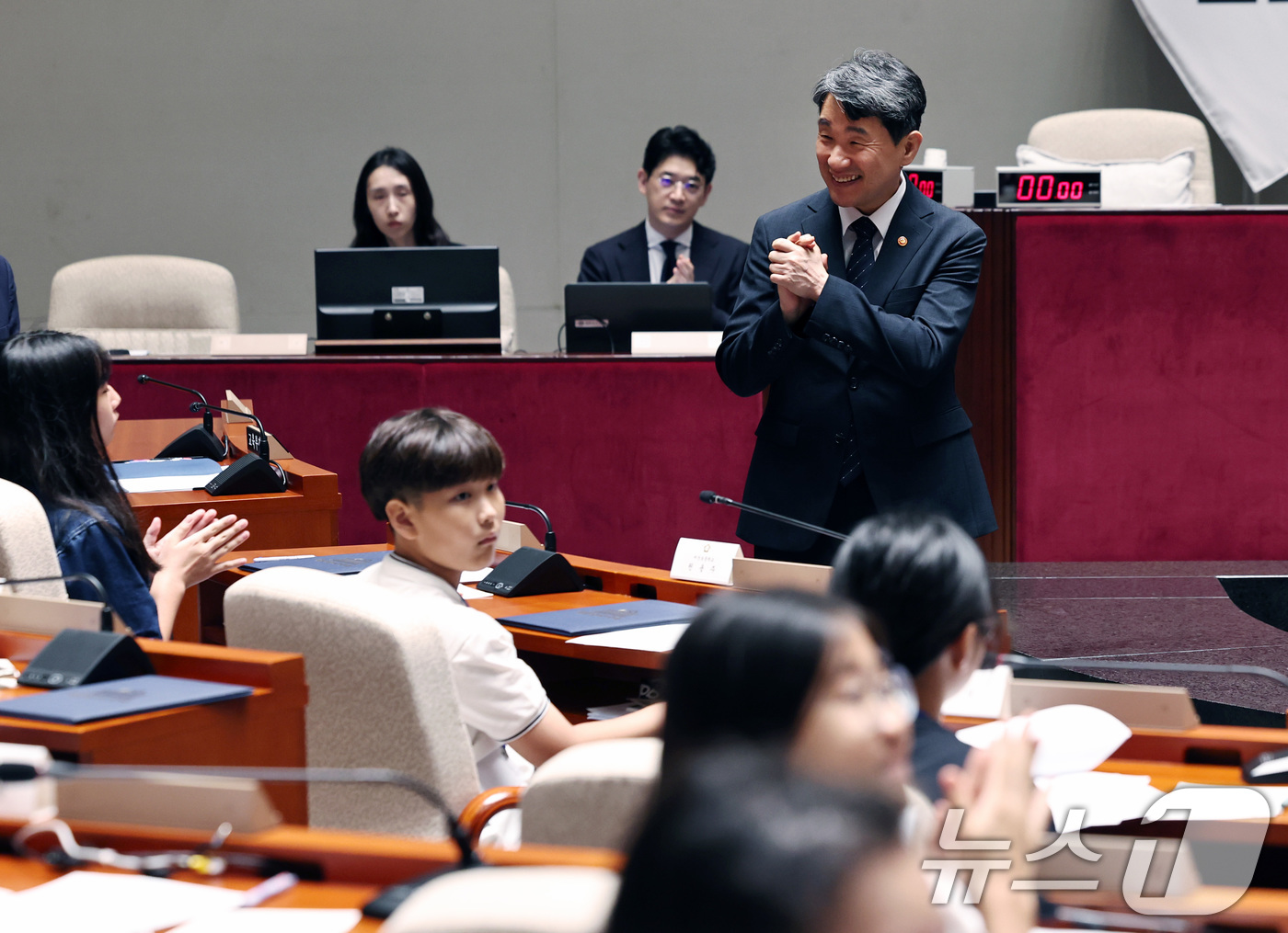 (서울=뉴스1) 구윤성 기자 = 이주호 사회부총리 겸 교육부 장관이 26일 오후 서울 여의도 국회 예결위회의장에서 열린 '제20회 대한민국어린이국회'에 출석해 어린이 참가자들을 격 …