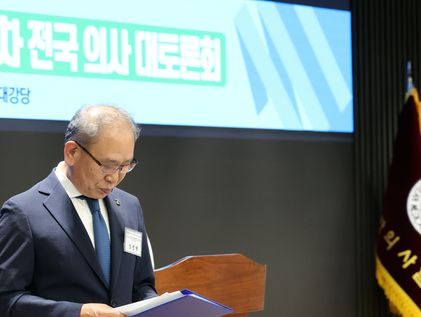 자리로 향하는 임정혁 올특위원장
