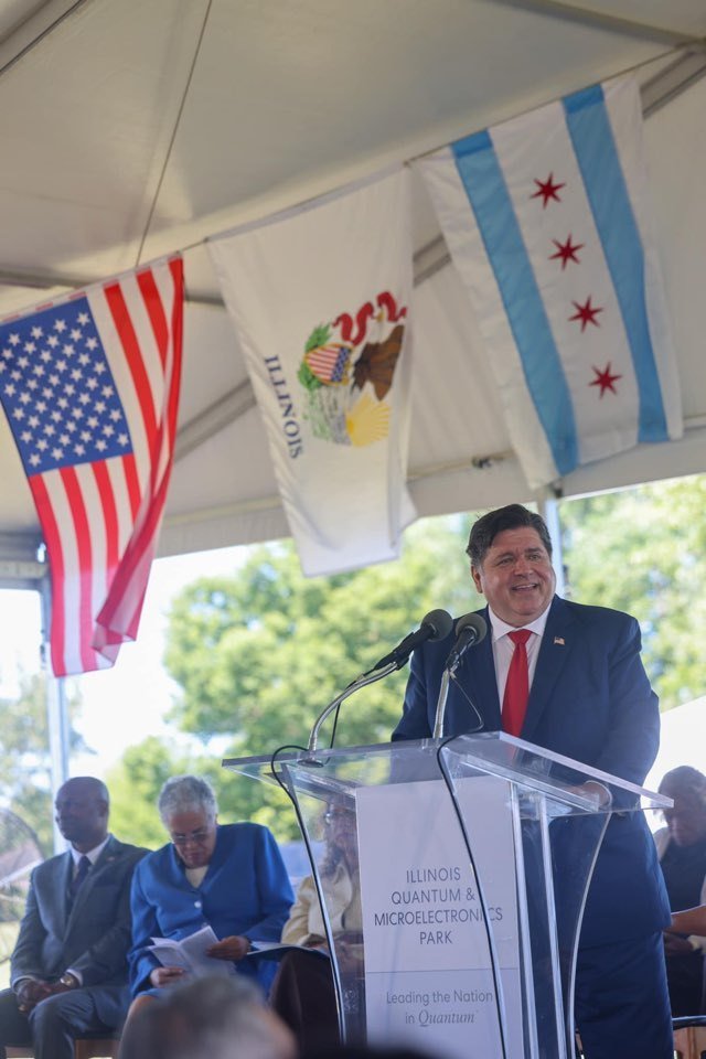 본문 이미지 - JB 프리츠커 일리노이 주지사가 25일 양자 컴퓨터 시설 구축 계획을 발표하는 자리에서 축사를 하고 있다. &#40;출처 : 프리츠커 페이스북&#41; 2024.07.25/