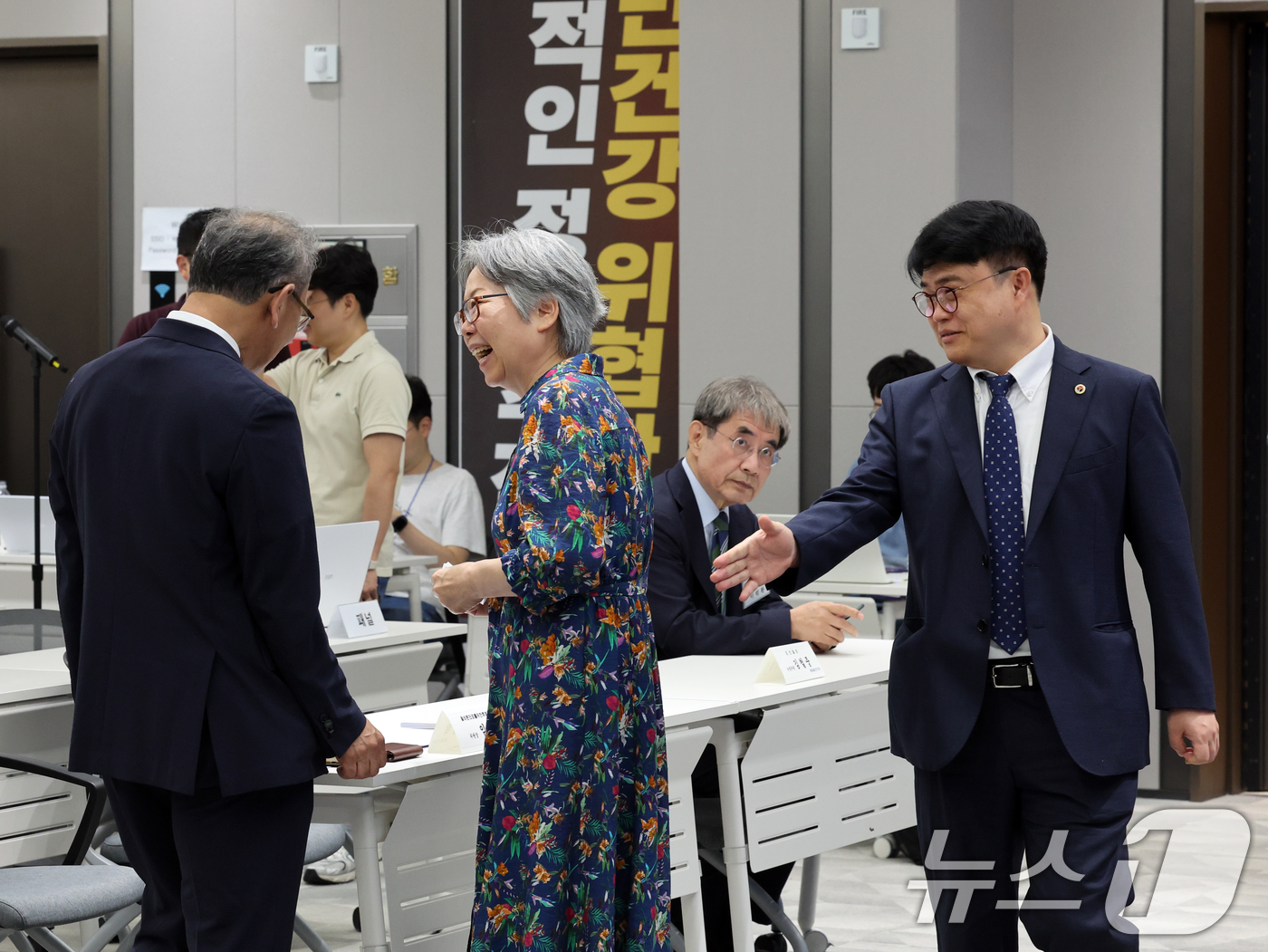 (서울=뉴스1) 황기선 기자 = 임현택 대한의사협회(의협) 회장이 26일 오후 서울 용산구 의협회관에서 열린 '대한민국 의료 사활을 건 제1차 전국의사 대토론회'에서 임정혁 올바른 …