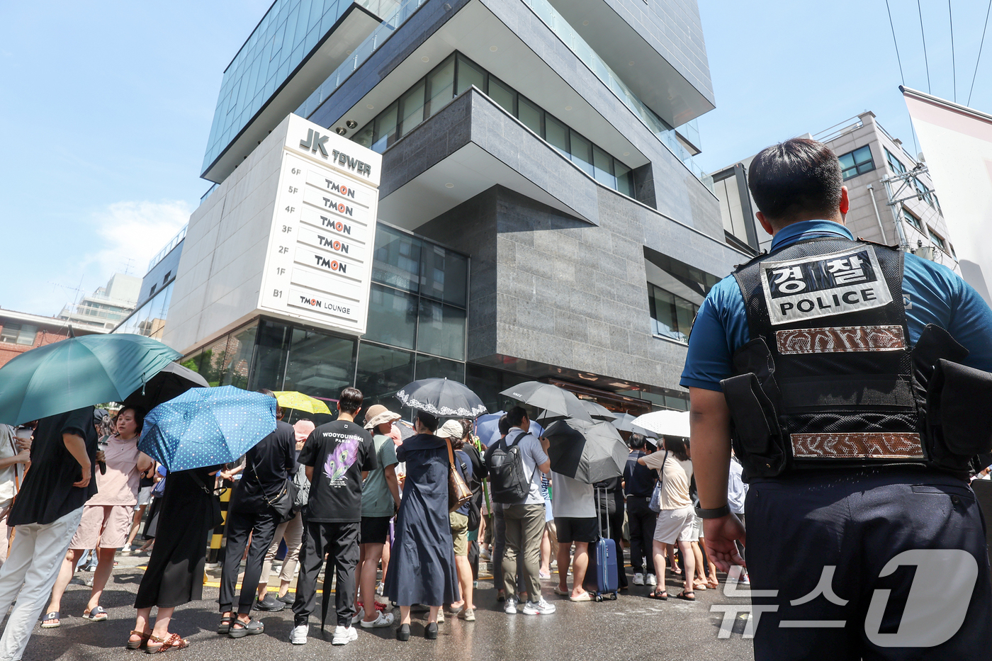 (서울=뉴스1) 민경석 기자 = 26일 오후 서울 강남구 티몬 신사옥 앞으로 '판매 대금 미정산 사태'로 피해를 입은 소비자들이 모여들자 경찰이 현장 질서 및 안전 유지에 나서고 …