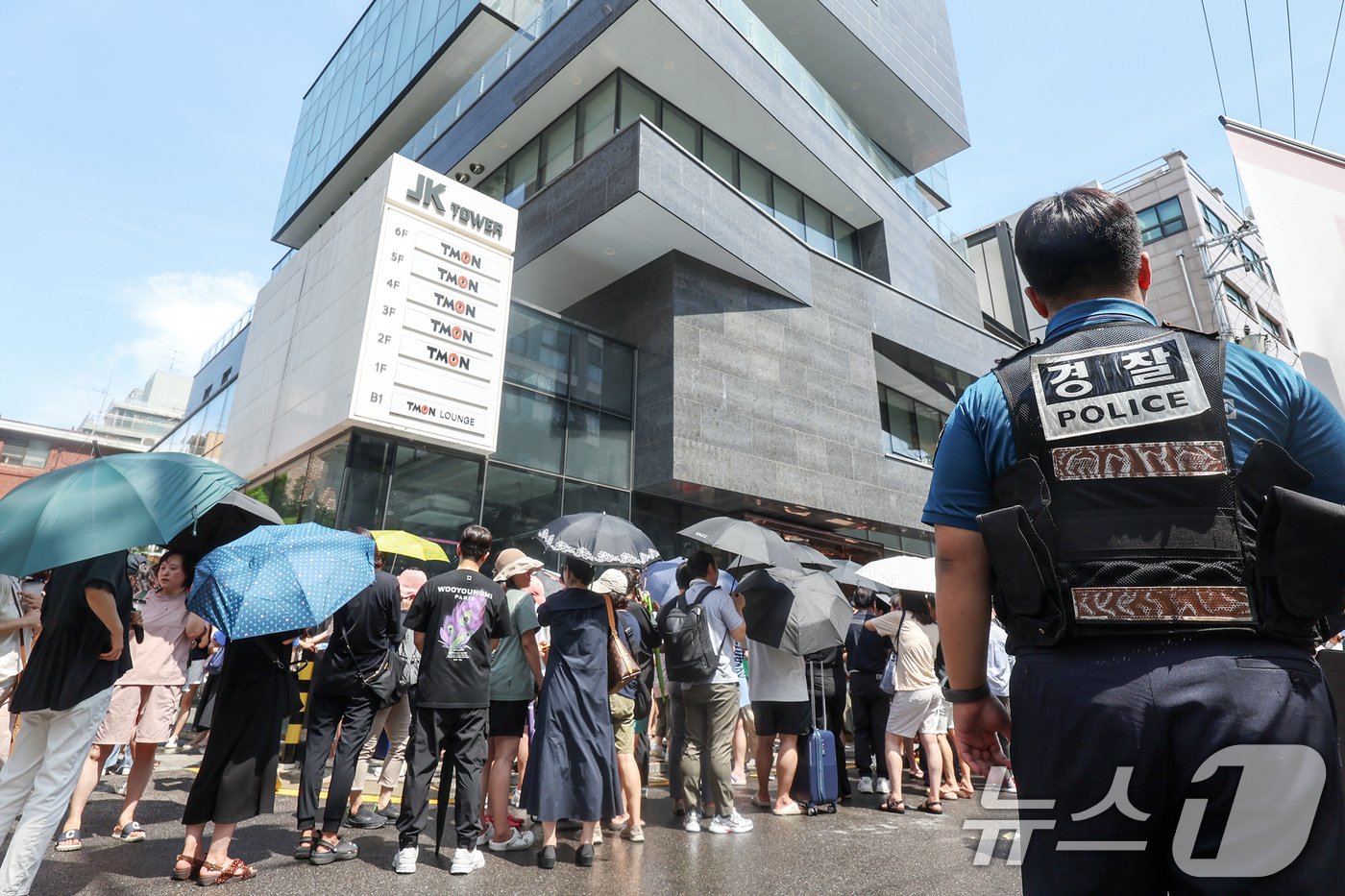 26일 오후 서울 강남구 티몬 신사옥 앞으로 &#39;판매 대금 미정산 사태&#39;로 피해를 입은 소비자들이 모여들자 경찰이 현장 질서 및 안전 유지에 나서고 있다. 2024.7.26/뉴스1 ⓒ News1 민경석 기자