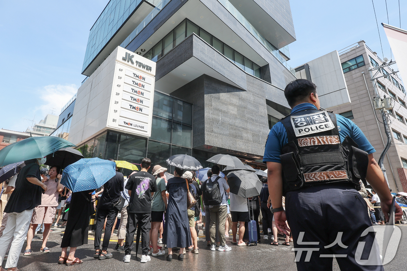 (서울=뉴스1) 민경석 기자 = 26일 오후 서울 강남구 티몬 신사옥 앞으로 '판매 대금 미정산 사태'로 피해를 입은 소비자들이 모여들자 경찰이 현장 질서 및 안전 유지에 나서고 …