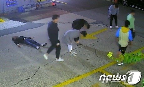 본문 이미지 - 집단 난투극 당일 후배 조직원이 선배 조직원에게 '90도 인사'를 하는 모습. 옆에 한 조직원이 기절한 채 쓰러져 있다. (부산지검 제공)   