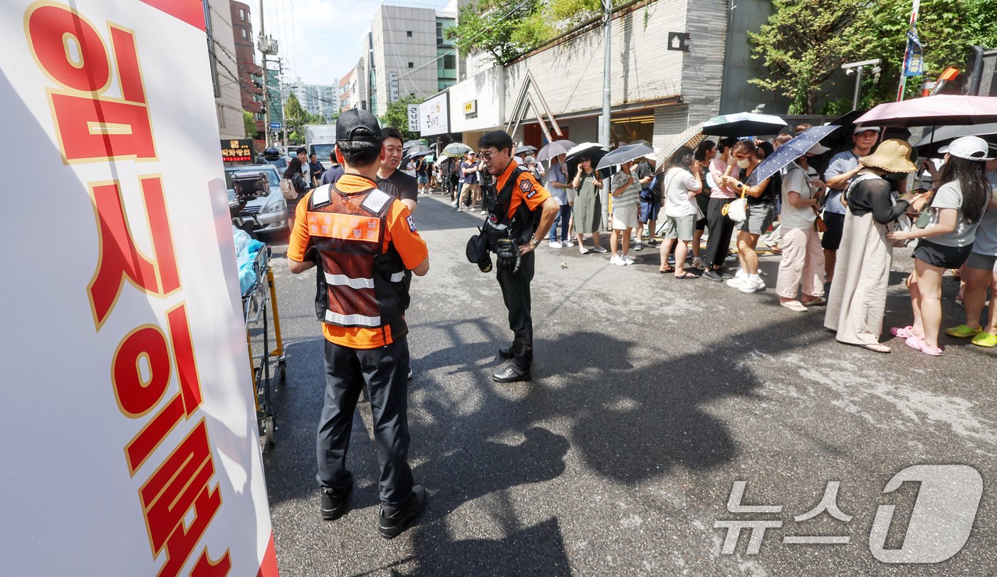 본문 이미지 - 26일 오후 서울 강남구 티몬 신사옥 앞으로 '판매 대금 미정산 사태'로 피해를 입은 소비자들이 모여들자 임시의료소가 설치돼 운영되고 있다. 2024.7.26/뉴스1 ⓒ News1 민경석 기자
