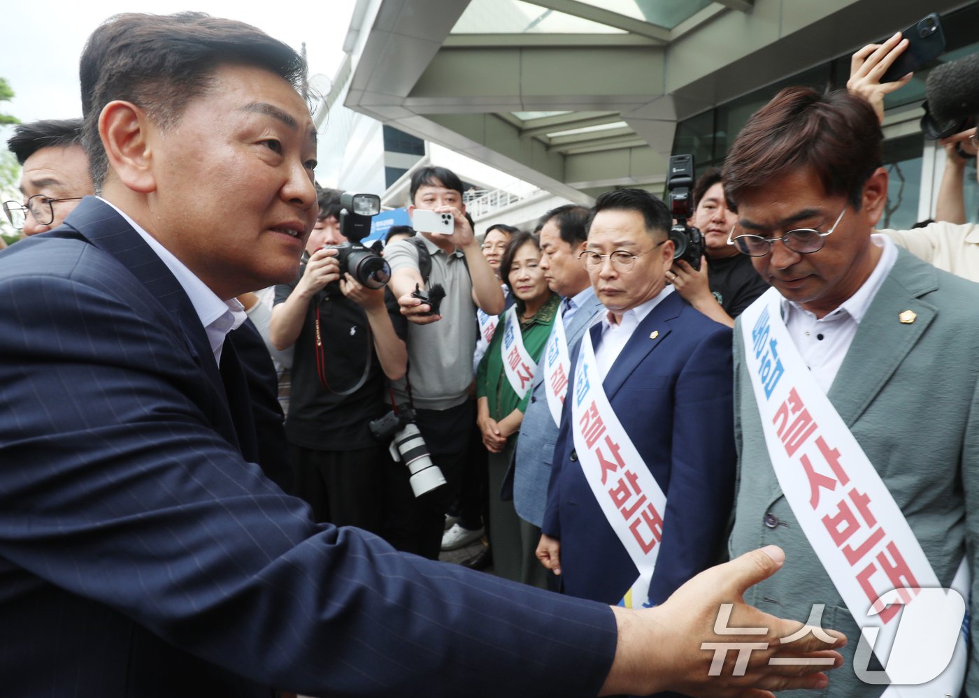 김관영 전북특별자치도지사가 26일 전북자치도 완주군 완주군의회 앞에서 완주·전주 통합 결사반대 어깨띠를 두른 군의원들에게 인사를 건네고 있다. 2024.7.26/뉴스1 ⓒ News1 유경석 기자