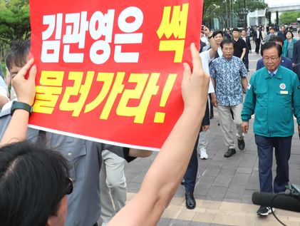 완주군청 방문한 김관영 도지사 앞에서 피켓 시위하는 완주·전주 통합 반대 군민