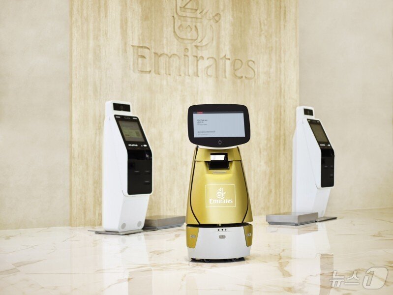 본문 이미지 - 세계 최초로 체크인 서비스를 제공하는 로봇 사라.(에미레이트 항공 제공)