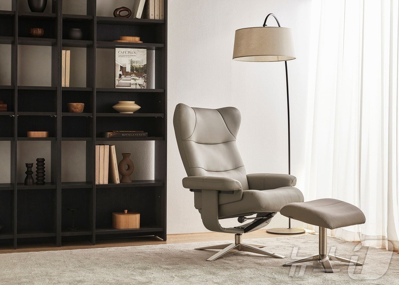 본문 이미지 - 리클라이너 소파 '옴므' 연출 이미지 (신세계까사 제공)