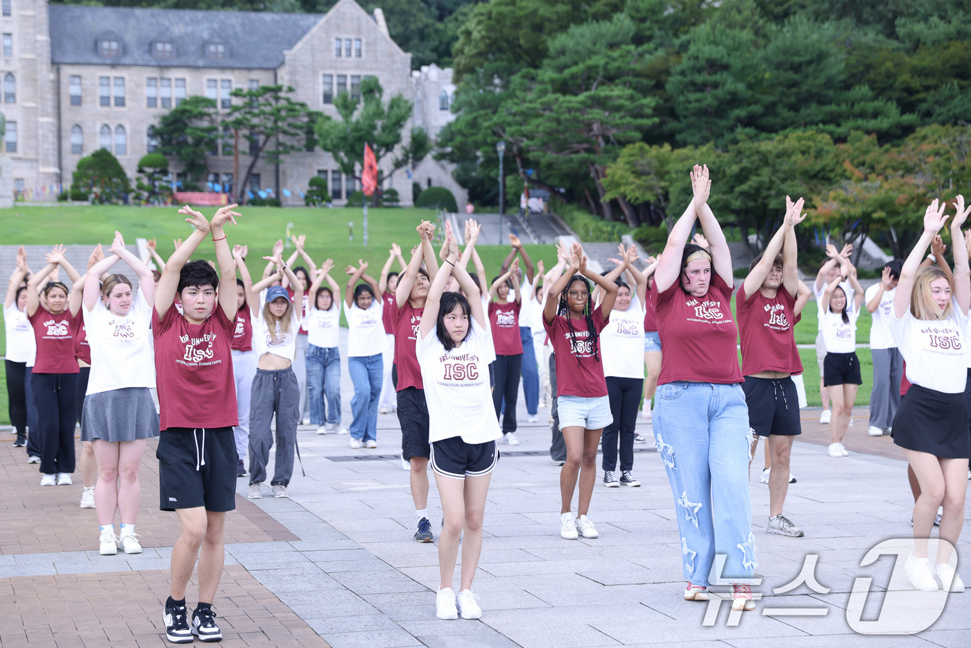 (서울=뉴스1) = 고려대학교 국제하계대학(ISC)에 참가한 외국인 대학생들이 26일 서울 성북구 고려대학교 중앙광장에서 K팝 플래시몹을 하고 있다. (고려대학교 제공) 2024. …