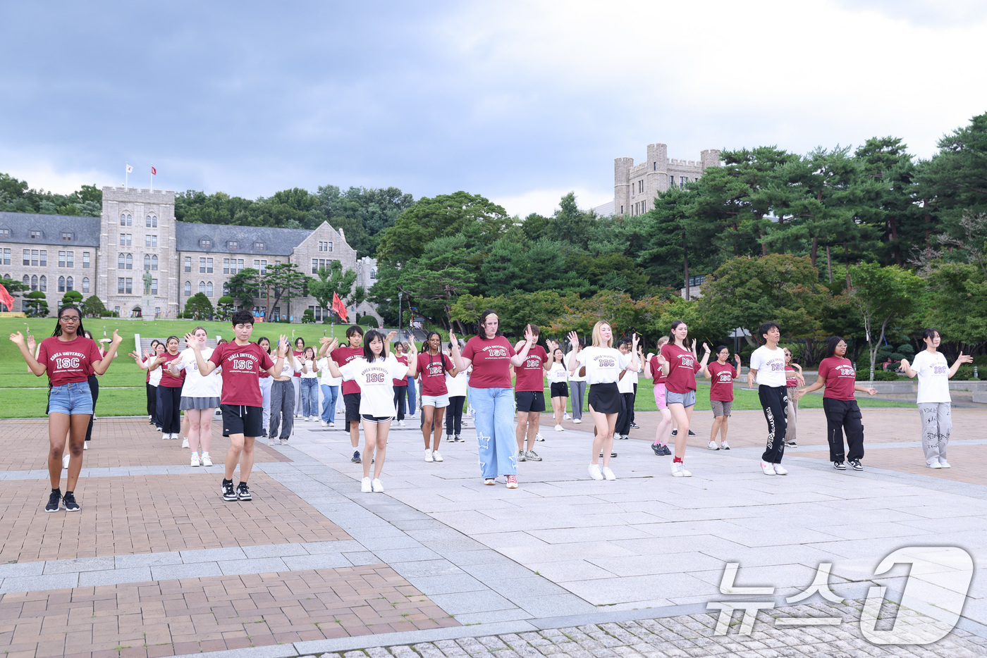 (서울=뉴스1) = 고려대학교 국제하계대학(ISC)에 참가한 외국인 대학생들이 26일 서울 성북구 고려대학교 중앙광장에서 K팝 플래시몹을 하고 있다.  (고려대학교 제공) 2024 …