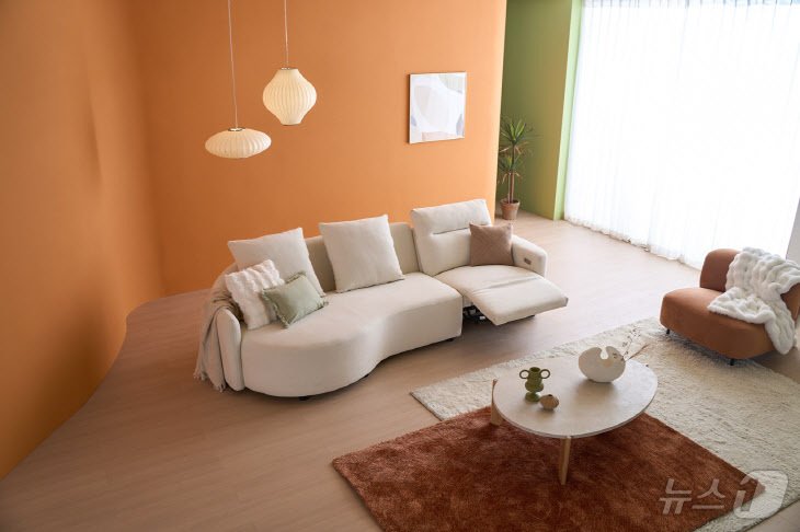 본문 이미지 - 캐슈넛 소파 연출 이미지 (현대리바트 제공)