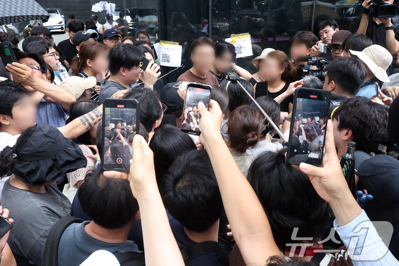 본문 이미지 - 26일 오후 서울 강남구 티몬 신사옥 앞에서 '판매 대금 미정산 사태'로 피해를 입은 소비자들이 티몬 측 관계자가 나타나자 환불 정책에 대한 궁금증을 쏟아내고 있다. 2024.7.26/뉴스1 ⓒ News1 민경석 기자