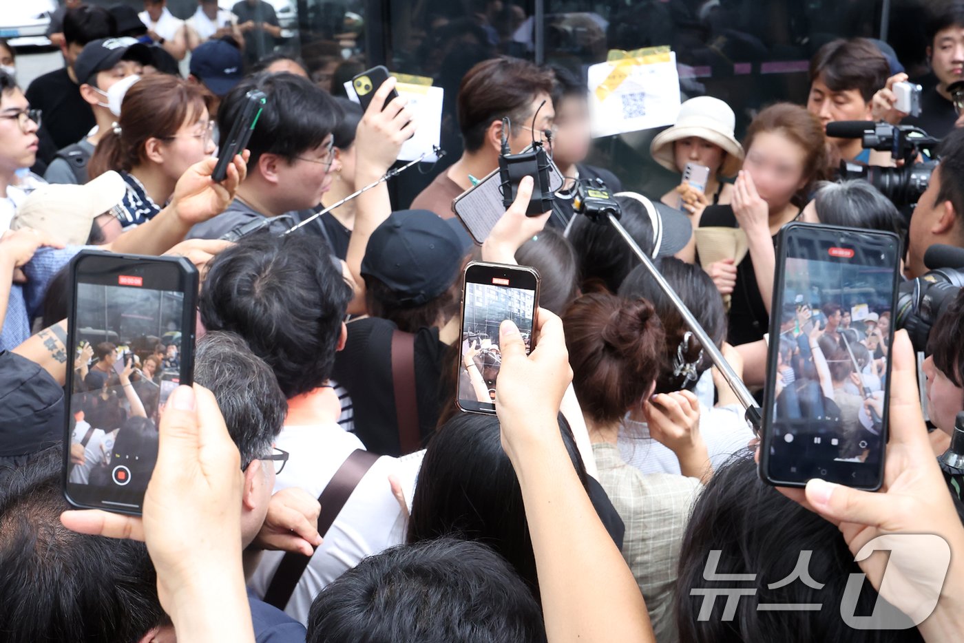 본문 이미지 - 26일 오후 서울 강남구 티몬 신사옥 앞에서 '판매 대금 미정산 사태'로 피해를 입은 소비자들이 티몬 측 관계자가 나타나자 환불 정책에 대한 궁금증을 쏟아내고 있다. 2024.7.26/뉴스1 ⓒ News1 민경석 기자