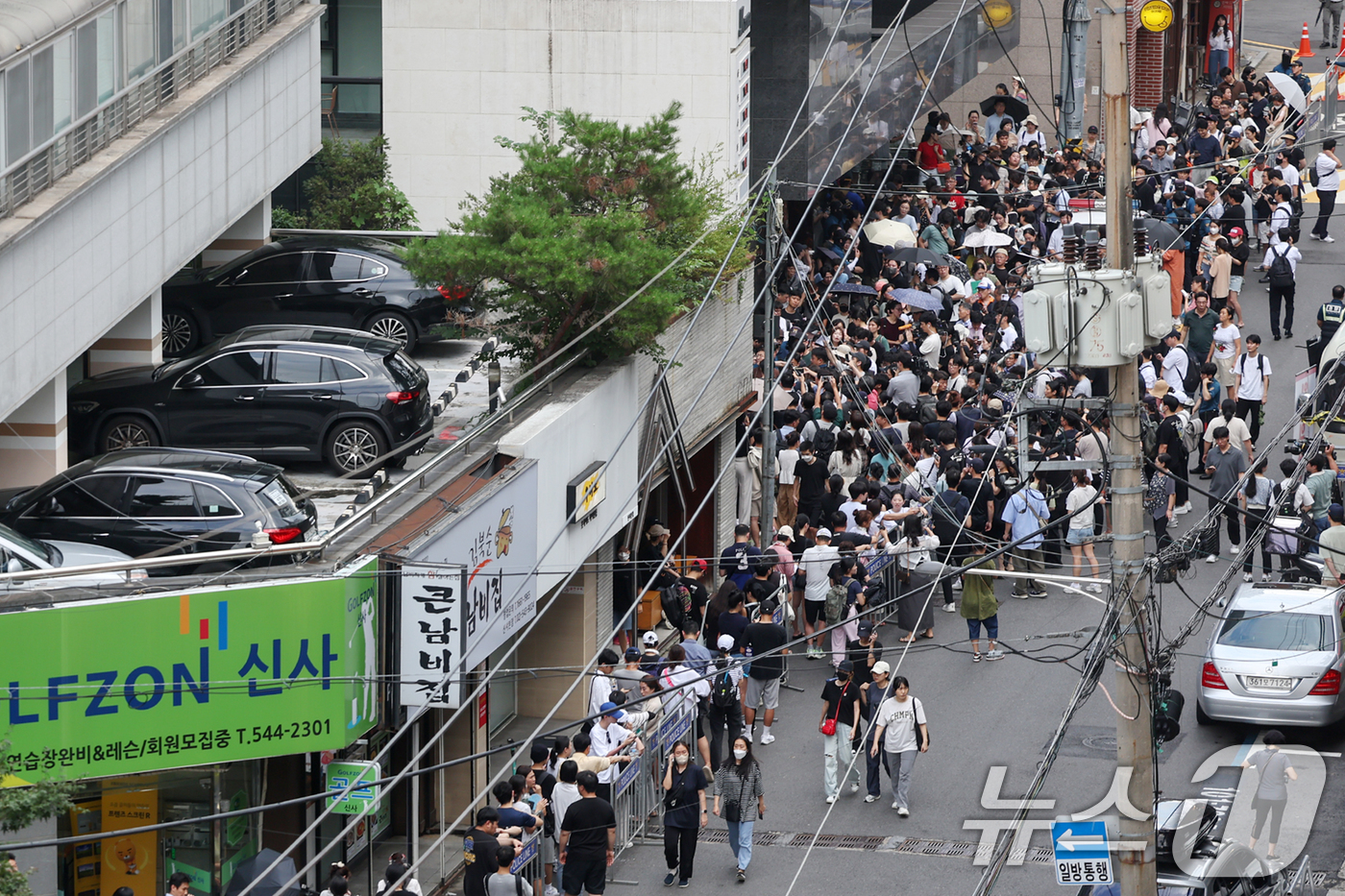 (서울=뉴스1) 민경석 기자 = 26일 오후 서울 강남구 티몬 신사옥 앞에서 '판매 대금 미정산 사태'로 피해를 입은 소비자들이 운집해 있다. 2024.7.26/뉴스1