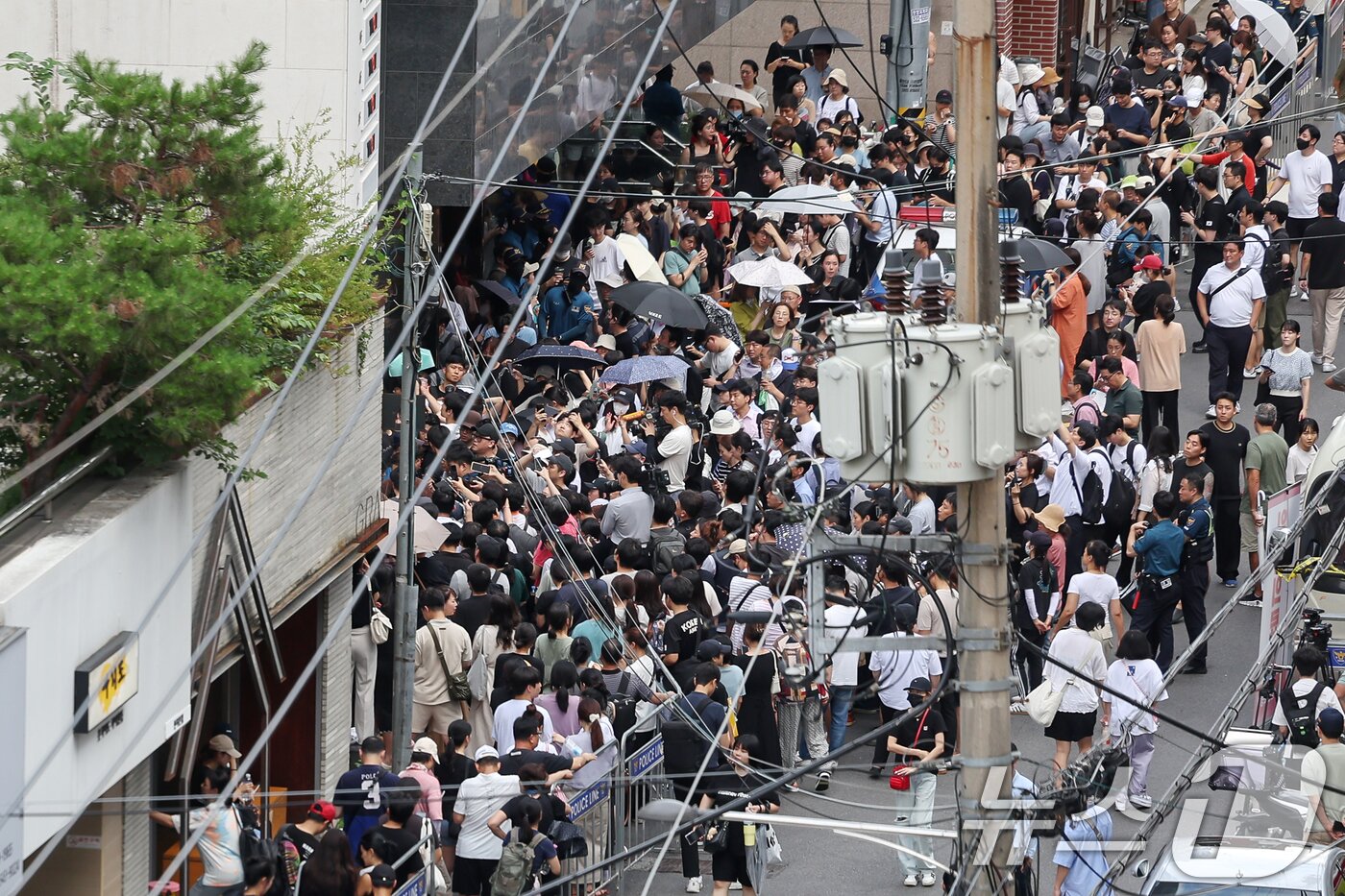본문 이미지 - 26일 오후 서울 강남구 티몬 신사옥 앞에서 &#39;판매 대금 미정산 사태&#39;로 피해를 입은 소비자들이 운집해 있다. 2024.7.26/뉴스1 ⓒ News1 민경석 기자