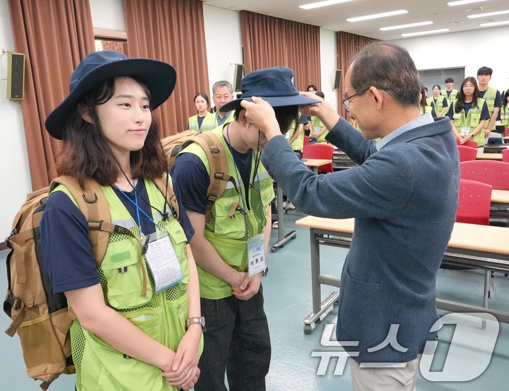 (서울=뉴스1) = 김환학 새마을운동중앙회 사무총장이 26일 경기 성남시 새마을운동중앙회 본관에서 열린 '2024 하계 새마을해외봉사단 발대식'에서 단원에게 모자와 가방 등 봉사물 …