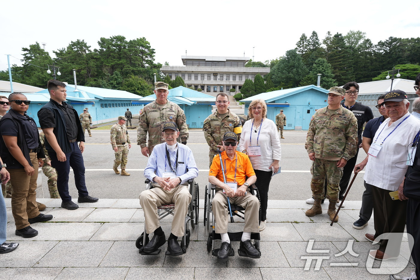 (서울=뉴스1) = 유엔군 참전의 날을 맞아 방한한 19개국 유엔참전용사 및 유가족 등이 26일 오전 경기도 파주시 DMZ내 판문점을 찾아 기념사진을 촬영하고 있다. (국가보훈부 …