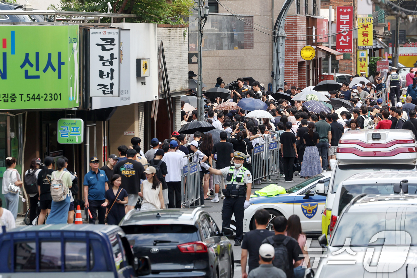 (서울=뉴스1) 민경석 기자 = 26일 오후 서울 강남구 티몬 신사옥 앞에서 '판매 대금 미정산 사태'로 피해를 입은 소비자들이 운집해 있다. 2024.7.26/뉴스1