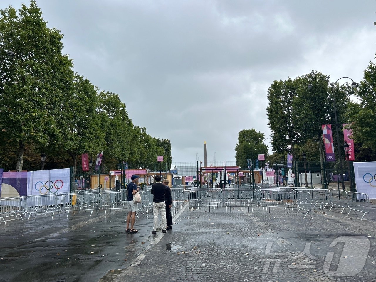 본문 이미지 - 2024 파리 올림픽 개막을 앞두고 먹구름이 잔뜩 낀 파리 시내 전경. 길바닥에는 빗물이 고여 있다.  ⓒ News1 문대현 기자