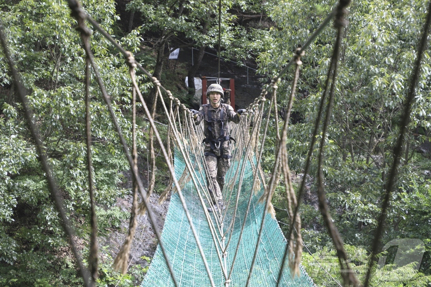 (서울=뉴스1) = 육군사관학교 2학년 생도가 25일 전남 화순군 동복유격장에서 유격훈련을 하고 있다.육군사관학교 생도들은 지난 7월 초부터 6주간 학년별로 하계군사훈련을 받고 있 …