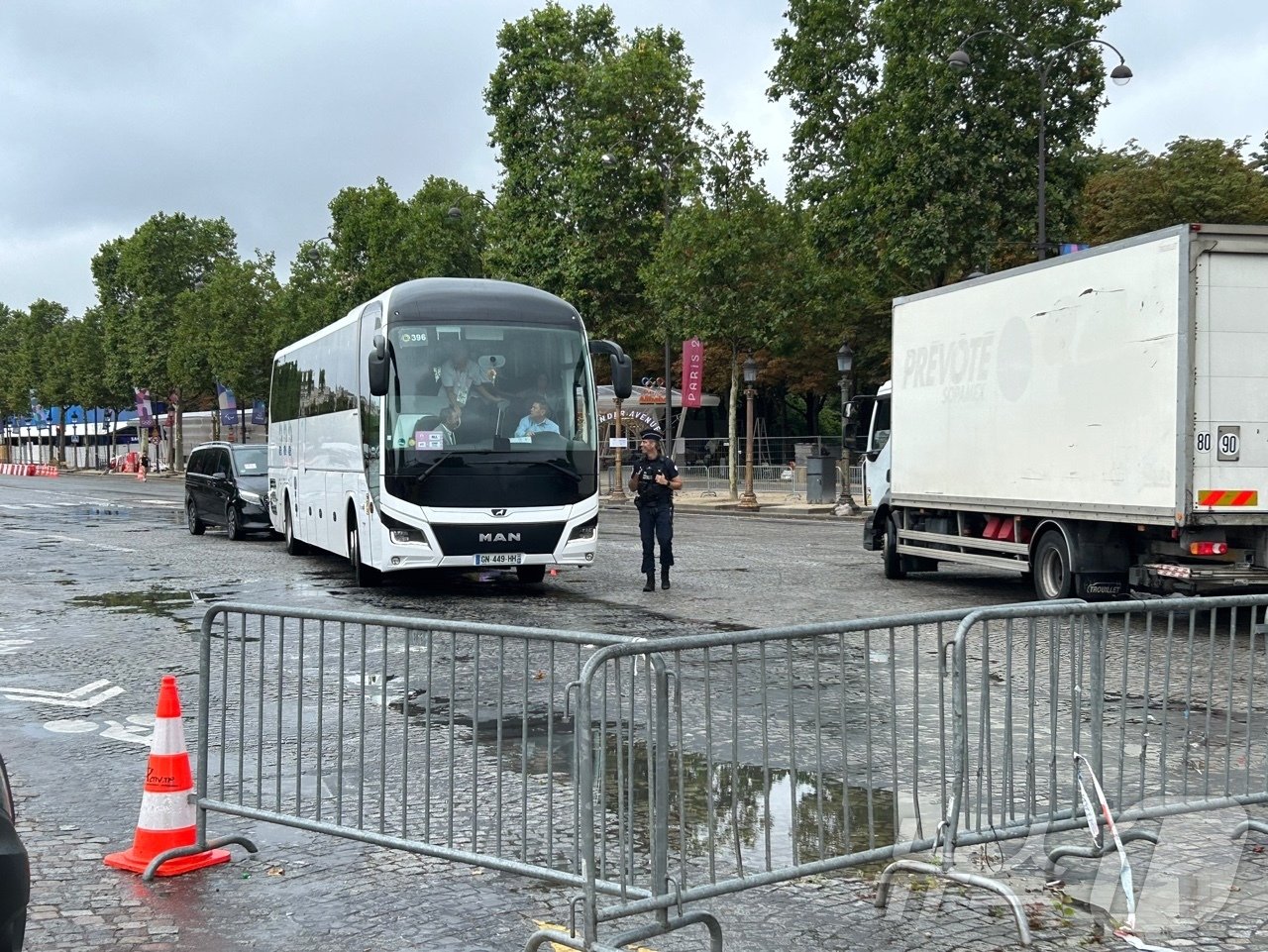 본문 이미지 - 2024 파리 올림픽 개막을 앞두고 먹구름이 잔뜩 낀 파리 시내 전경. 길바닥에는 빗물이 고여 있다.  ⓒ News1 문대현 기자 