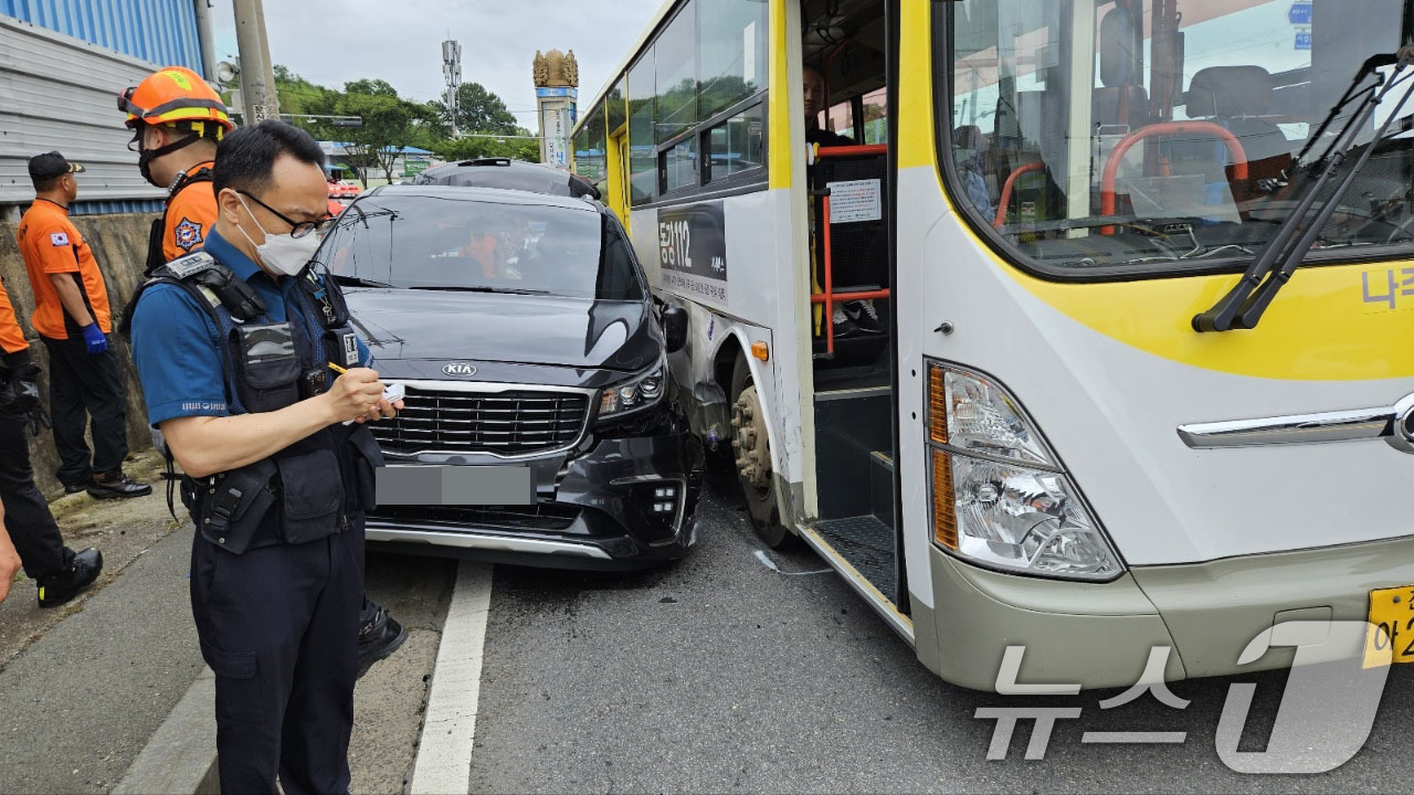 (광주=뉴스1) 박지현 기자 = 26일 오후 3시53분쯤 전남 나주시 경현동의 한 도로에서 시내버스와 승합차가 부딪혀 소방당국이 구조 작업하고 있다.(전남 나주소방 제공)2024. …