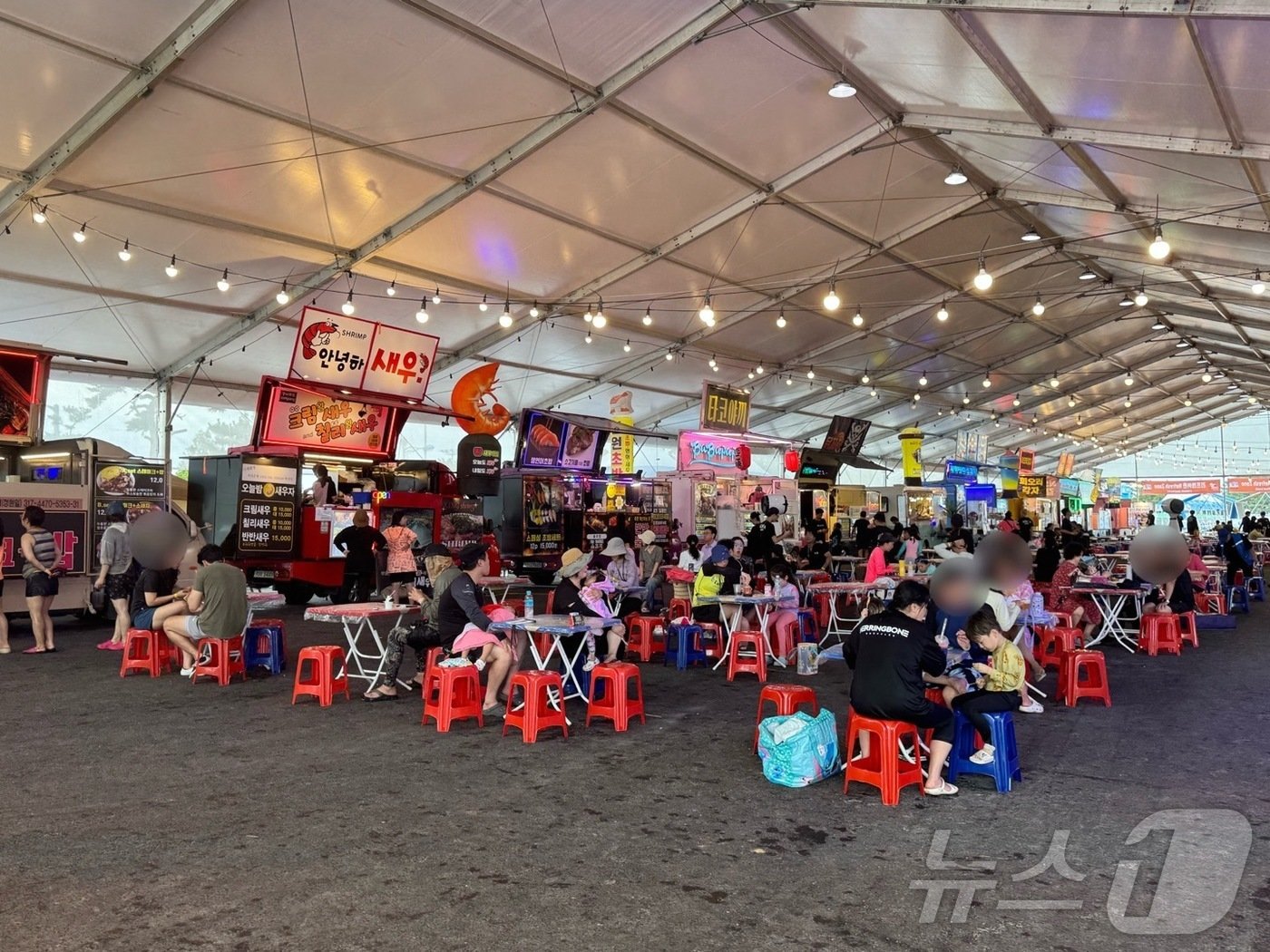본문 이미지 - 보령머드축제 행사장에 마련된 푸드코트의 모습. ⓒ 뉴스1 김형준 기자