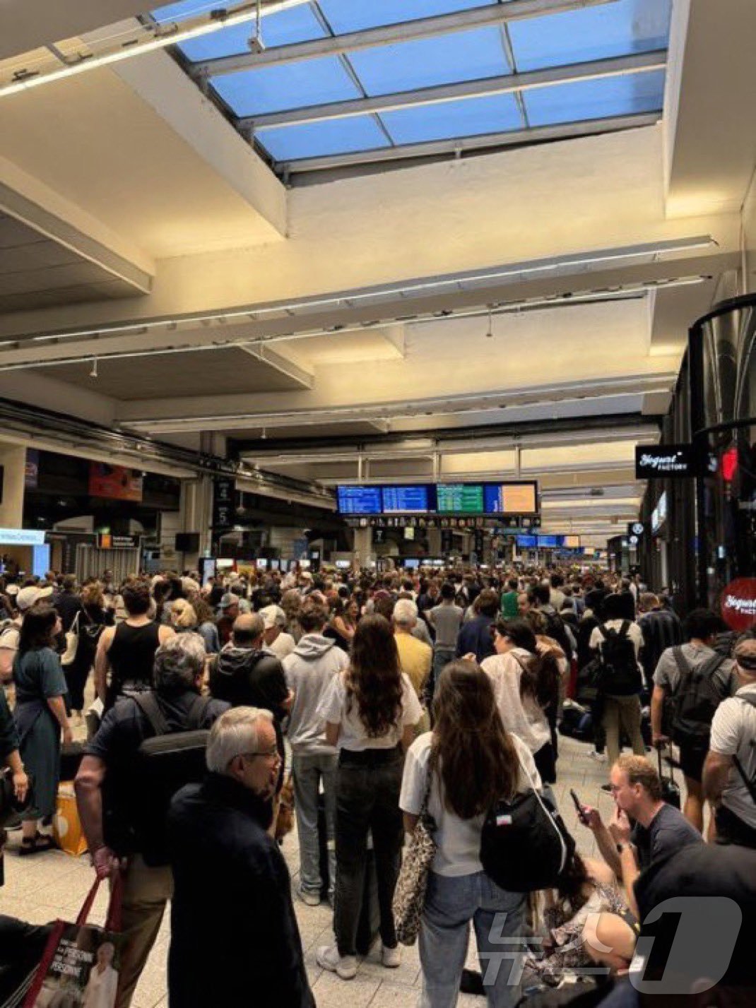 본문 이미지 - 프랑스 고속철도에서 방화 사건이 발생한 가운데 수 많은 승객들이 열차 정보를 확인하기 위해 기다리고 있다. 2024.7.26./뉴스1 (출처=엑스 갈무리)