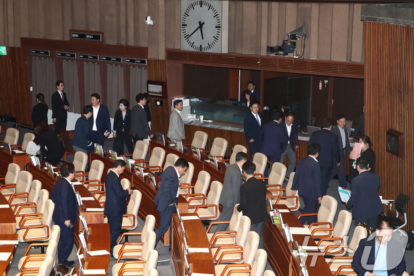 국민의힘 의원들이 26일 오후 서울 여의도 국회에서 열린 본회의에서 방송통신위원회의 설치 및 운영에 관한 법률 일부개정법률안에 대한 무제한 토론&#40;필리버스터&#41; 종결동의의 건에 대한 투표가 진행되자 회의장을 나가고 있다. 2024.7.26/뉴스1 ⓒ News1 이광호 기자