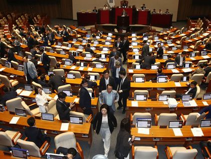 무제한토론에 본회의장 나가는 민주당 의원들