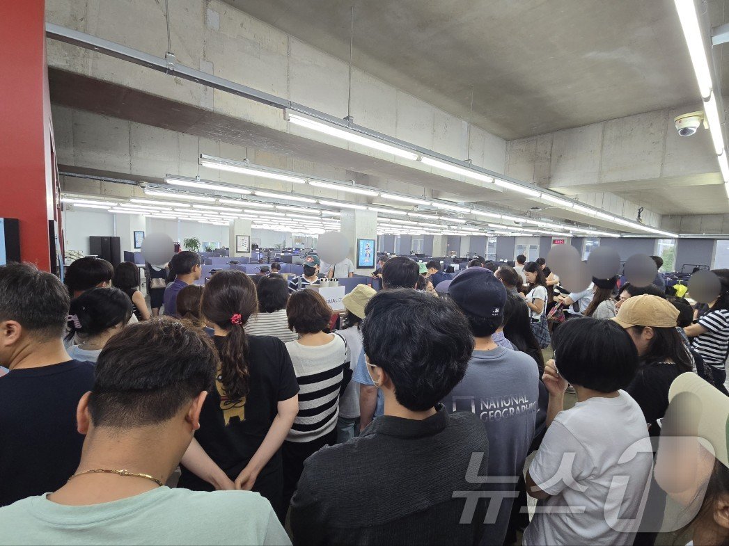 본문 이미지 - 26일 저녁 서울 위메프 사옥 3층 사무실을 점거하고 있는 사람들. 2024.7.26/뉴스1 ⓒ News1 서미선 기자