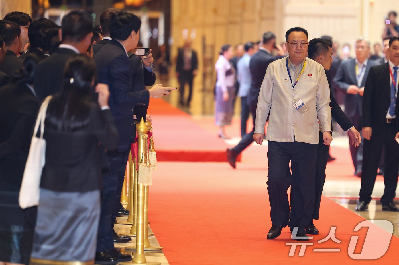 본문 이미지 - 리영철 주라오스 북한 대사가 26일(현지시간) 라오스 비엔티안 국립컨벤션센터에서 열린 아세안 관련 외교장관회의 갈라 만찬에 참석하고 있다. (공동취재) 2024.7.26/뉴스1 ⓒ News1 오대일 기자