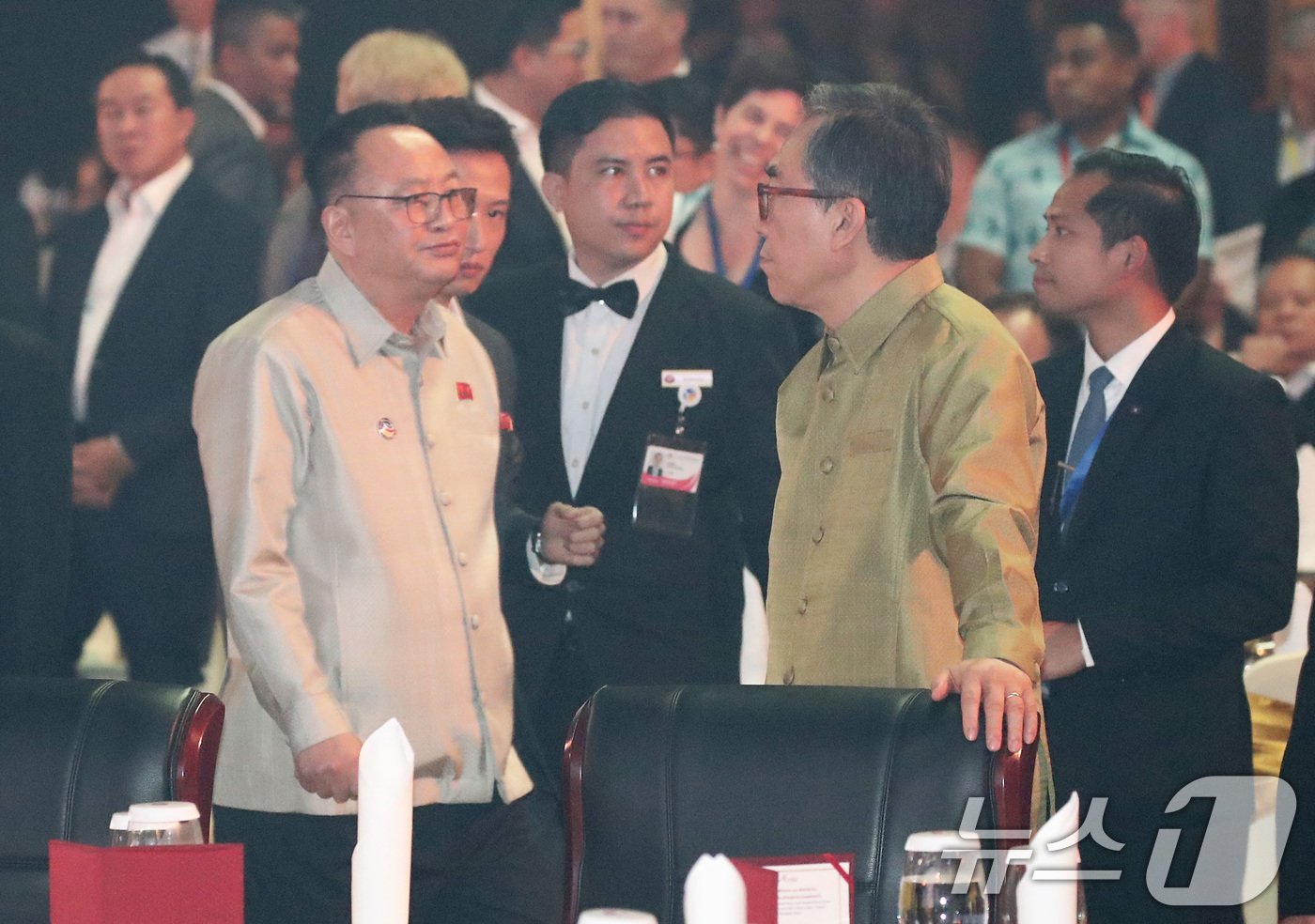 본문 이미지 - 26일(현지시간) 라오스 비엔티안 내셔널컨벤션센터(NCC)에서 열린 제57차 아세안(ASEAN) 외교장관회의 갈라 만찬에서 조태열 외교부 장관 옆으로 리영철 주라오스 북한 대사가 무표정한 얼굴로 입장하고 있다. 2024.7.26/뉴스1 ⓒ News1 오대일 기자