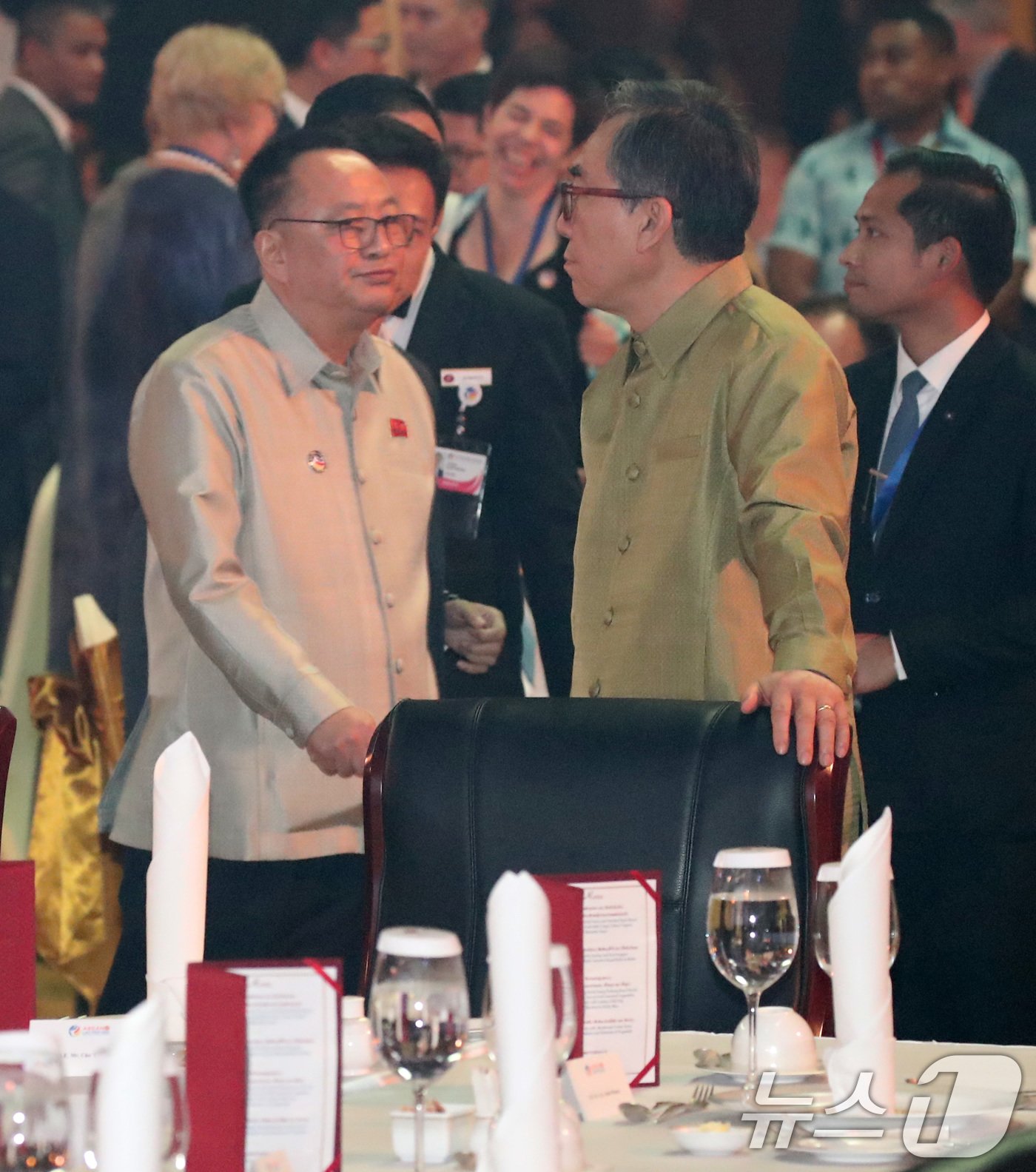 본문 이미지 - 26일(현지시간) 라오스 비엔티안 내셔널컨벤션센터(NCC)에서 열린 제57차 아세안(ASEAN) 외교장관회의 갈라 만찬에서 조태열 외교부 장관 옆으로 리영철 주라오스 북한 대사가 무표정한 얼굴로 입장하고 있다. 2024.7.26/뉴스1 ⓒ News1 오대일 기자