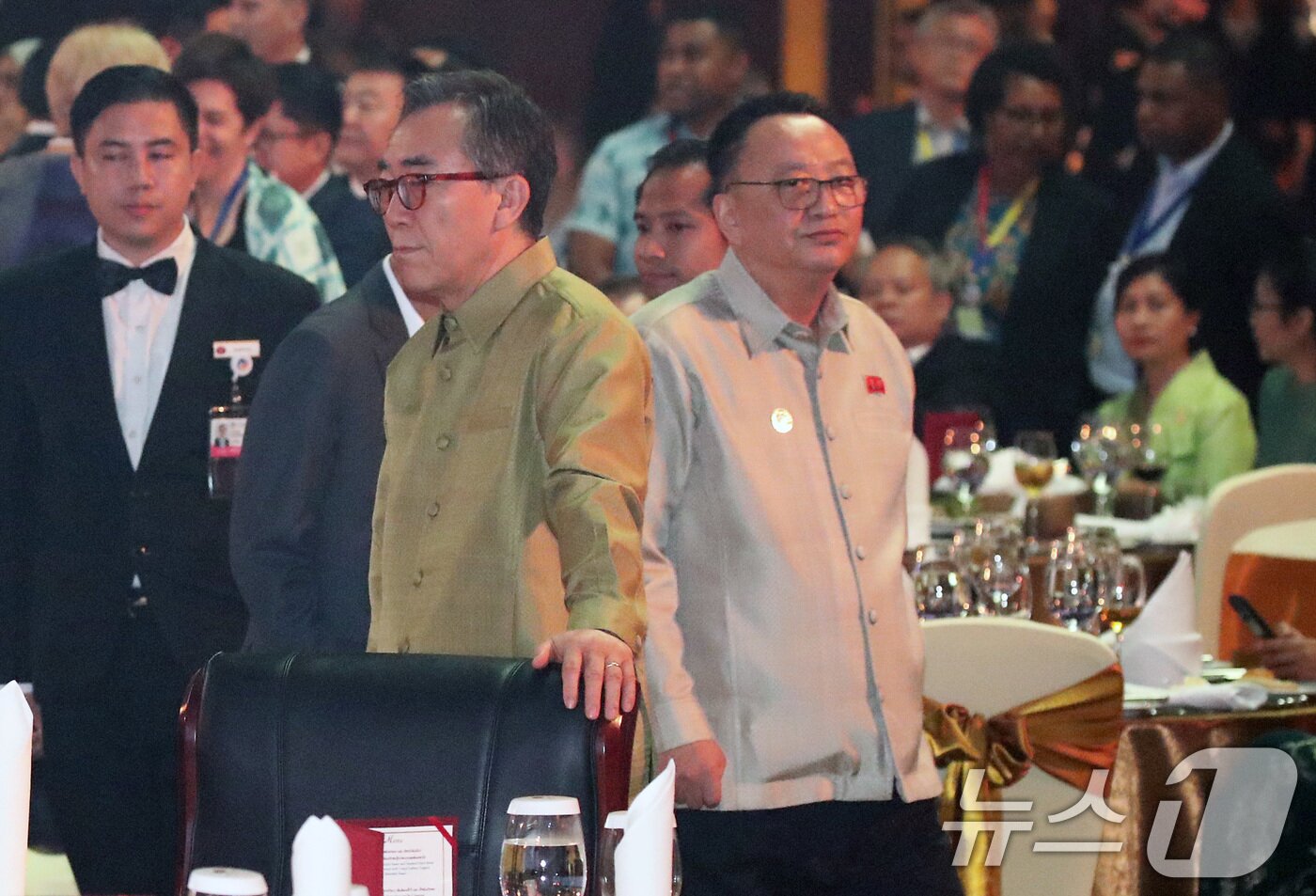 본문 이미지 - 26일(현지시간) 라오스 비엔티안 내셔널컨벤션센터(NCC)에서 열린 제57차 아세안(ASEAN) 외교장관회의 갈라 만찬에서 리영철 주라오스 북한 대사가 앞서 입장한 조태열 외교부 장관과 서로 엇갈리며 입장하고 있다. 2024.7.26/뉴스1 ⓒ News1 오대일 기자