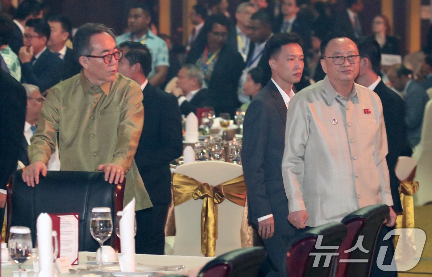 본문 이미지 - 조태열 외교부 장관이 26일(현지시간) 라오스 비엔티안 내셔널컨벤션센터(NCC)에서 열린 제57차 아세안(ASEAN) 외교장관회의 갈라 만찬에서 입장하는 리영철 주라오스 북한 대사를 향해 무언가를 이야기하고 있다. 2024.7.26/뉴스1 ⓒ News1 오대일 기자